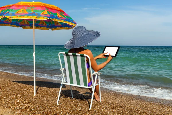 Mädchen am Strand, Sonnenbaden, Mädchen mit Laptop, Frau unter einem — Stockfoto