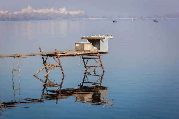 Ponte improvisada para pesca, aterros de pedra, rio, pesca — Fotografia de Stock