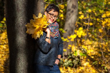 Kız parkta, y bir buket sarı yapraklar bir buket