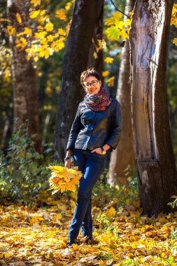 Kız parkta, y bir buket sarı yapraklar bir buket