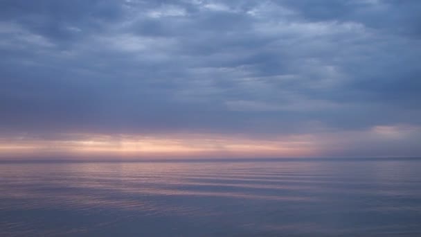 Tramonto sull'acqua, riflessi d'acqua, sole splende strada, tramonto acqua cielo orizzonte natura sole riflessione — Video Stock