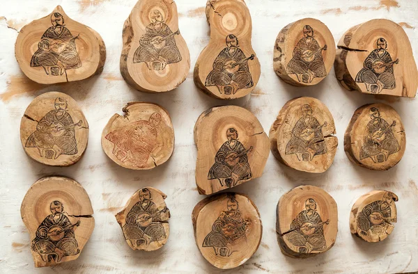 木の切り株に描かれたウクライナのミュージシャン kobzar — ストック写真