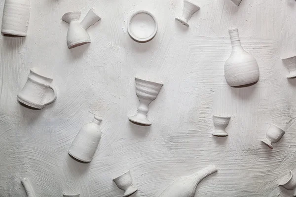 Bakgrund keramiska rätter på väggen, intressant design soluti — Stockfoto