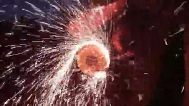 Homem corta o metal e faíscas voar, ferramenta de processamento de metal — Vídeo de Stock