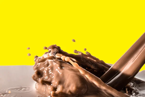 Chocolate líquido respingo, derramando jato de chocolate, cacau — Fotografia de Stock
