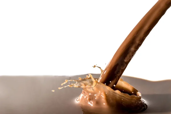Chocolate líquido respingo, derramando jato de chocolate, cacau, isolado em branco — Fotografia de Stock