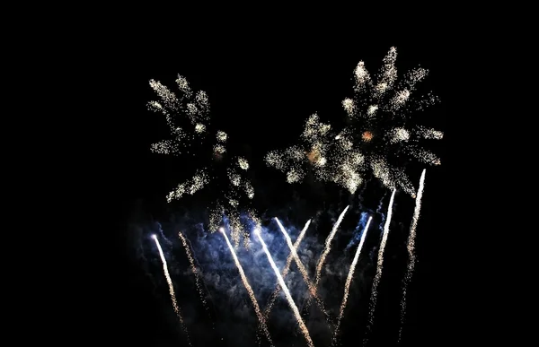 Fogos de artifício isolados em fundo preto com espaço livre para texto — Fotografia de Stock