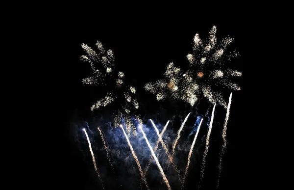 Fuochi d'artificio isolati su sfondo nero con spazio libero per il testo — Foto Stock