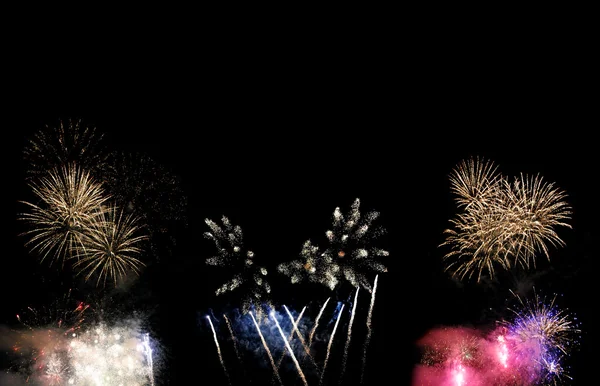 Fuochi d'artificio isolati su sfondo nero con spazio libero per il testo — Foto Stock