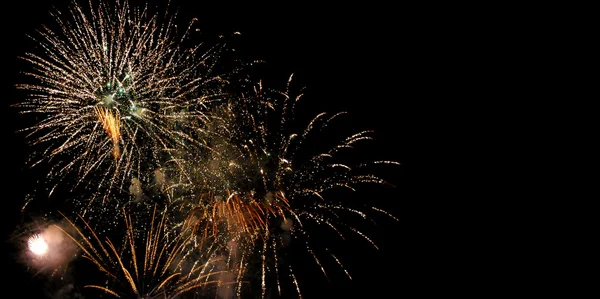 Fuochi d'artificio isolati su sfondo nero con spazio libero per il testo — Foto Stock