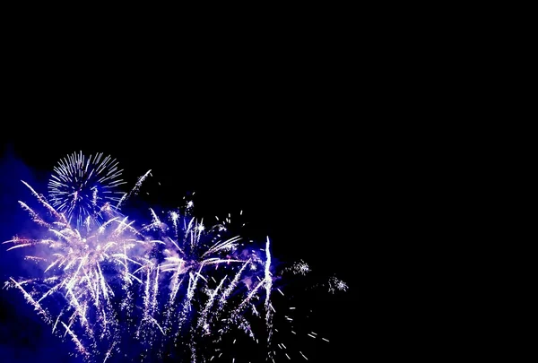 Fuochi d'artificio isolati su sfondo nero con spazio libero per il testo — Foto Stock