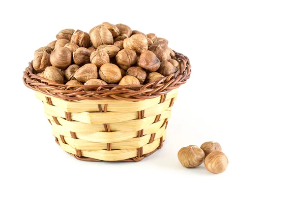 Орехи в деревянной корзине изолированы на белом фоне — стоковое фото