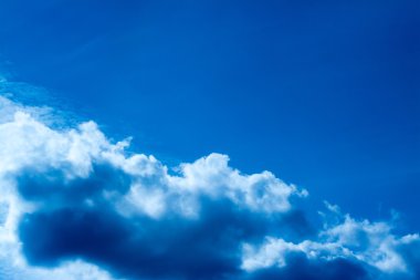 Bulutlu mavi gökyüzü