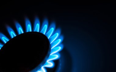 Yanan gaz sobası ocak mavi alevler siyah üzerinde karanlıkta yakın 