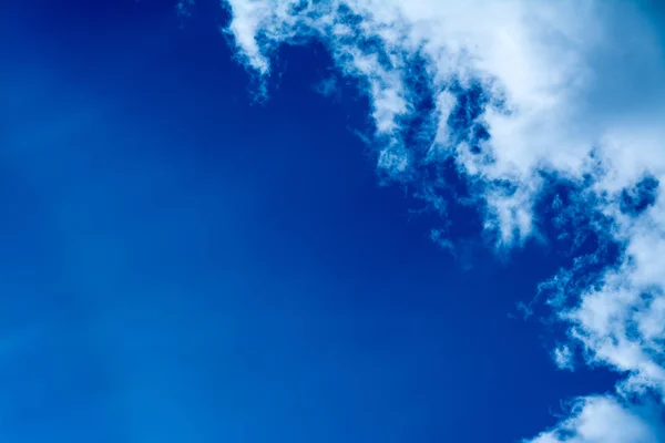 Céu azul com nuvens fundo — Fotografia de Stock