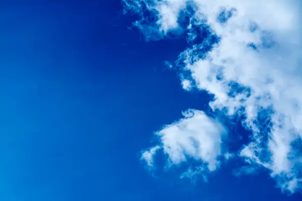 Céu azul com nuvens fundo — Fotografia de Stock