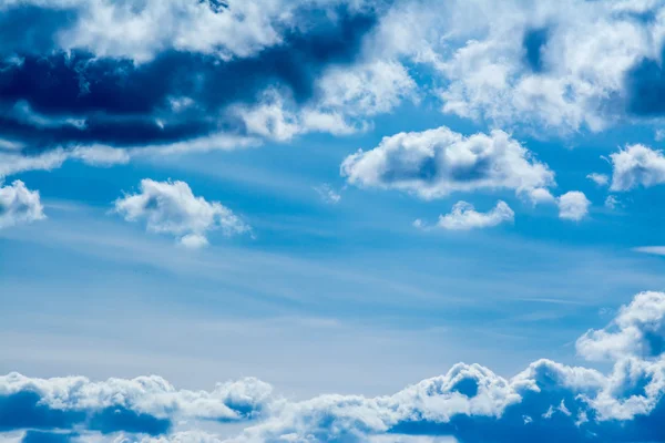 Céu azul com nuvens fundo — Fotografia de Stock