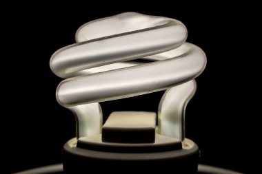 Modern enerji tasarruflu ampul siyah izole yanan 