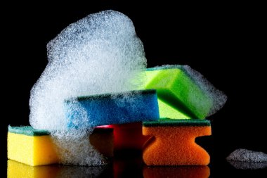 Köpük ve yansıma ile renkli süngerler, kabarcıklar, siyah arka plan üzerinde izole