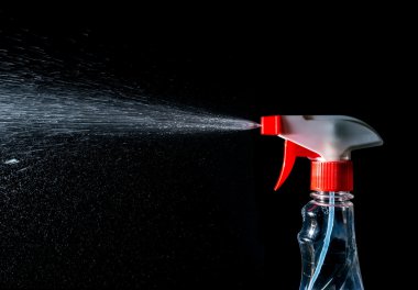 Temiz sprey, siyah bir arka plan üzerinde izole temiz sprey akışı