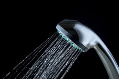 Siyah bir arka plan üzerinde izole kadar yakın su jetleri ile Duş