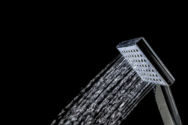 Chuveiro com jatos de água fechar isolado em um fundo preto — Fotografia de Stock