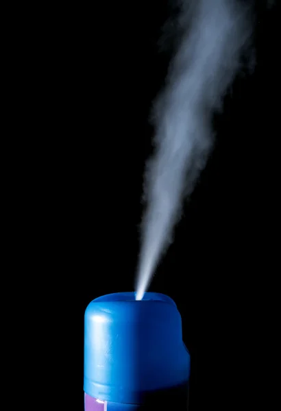 Odświeżacz powietrza w sprayu izolowany na czarnym tle — Zdjęcie stockowe