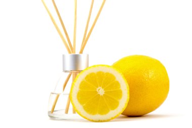 Bir limon izole ile Hava spreyi sopa