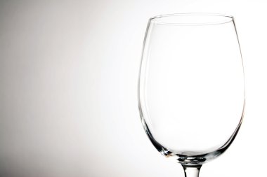 Boş şarap bardağı, gri arka plan