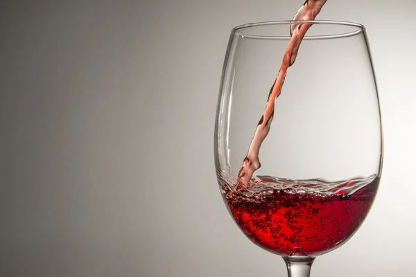 Fluxo de vinho sendo derramado em um copo — Fotografia de Stock