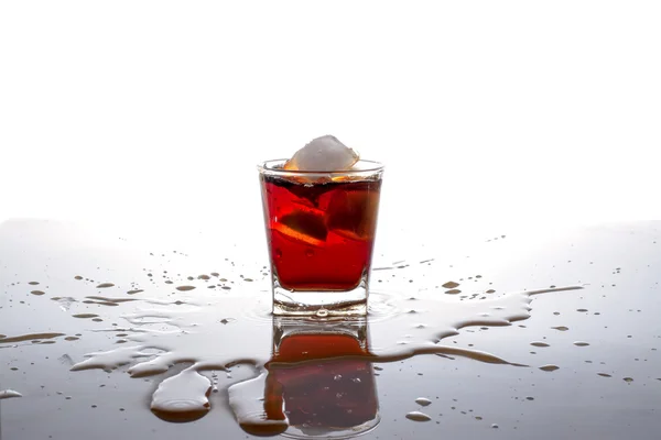 氷とアルコールのグラス — ストック写真