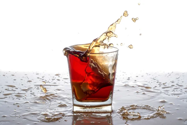 Yakın çekim Splash bir bardak buz küpleri 
