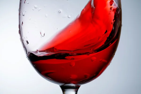 Vin en verre gros plan, macro, vague de vin, éclaboussures, éclaboussures, bulles, texture — Photo