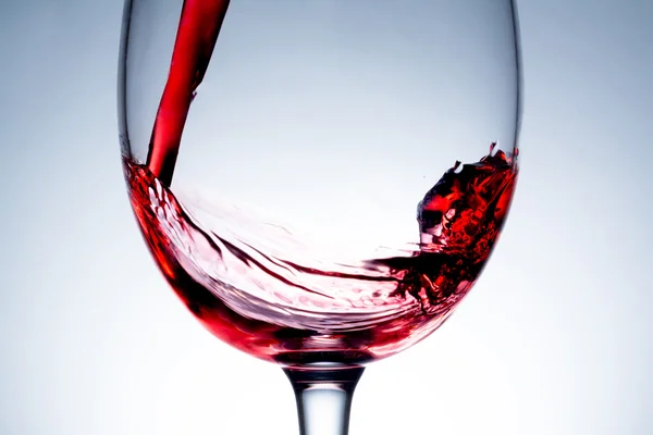 ガラスのクローズ アップ、ワイン、水しぶき、スプラッシュに注いでいるワインのストリーム, — ストック写真