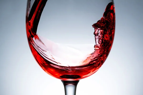 Ροή του κρασιού που ρίχνει σε έναν παφλασμό closeup, κρασί, Ράντισμα, γυαλί, — Φωτογραφία Αρχείου