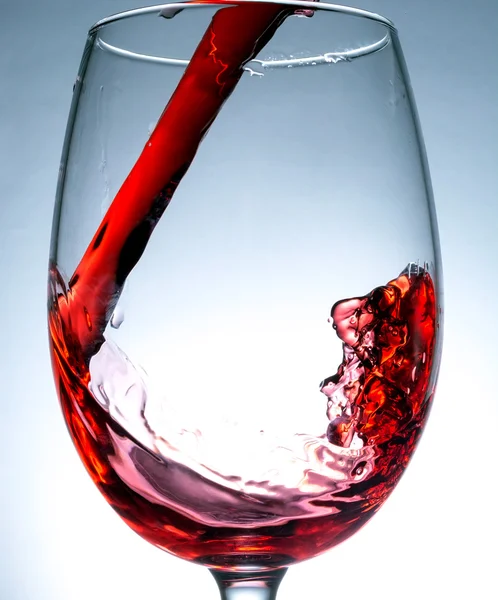 Поток вина наливается в бокал крупным планом, вино, брызги, брызги , — стоковое фото