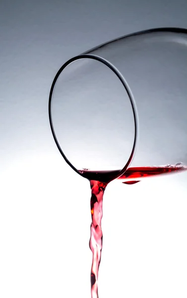 Вино наливається зі склянки — стокове фото