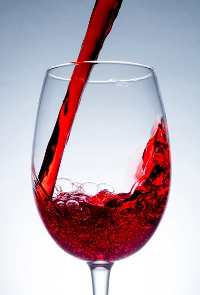 Corriente de vino que se vierte en un primer plano vaso, vino, salpicaduras, salpicaduras , — Foto de Stock