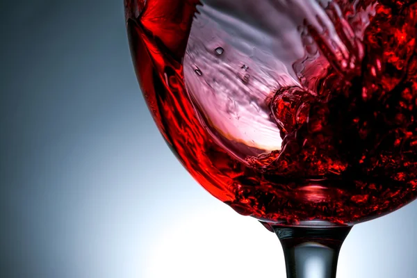 Ruscello di vino che viene versato in un primo piano di vetro, vino, spruzzi, spruzzi , — Foto Stock