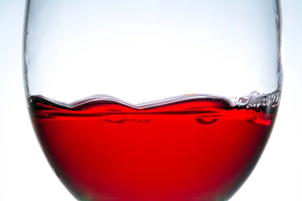 Wein im Glas Nahaufnahme, Makro, Welle von Wein, Spritzer, Spritzer, Blasen, Textur — Stockfoto