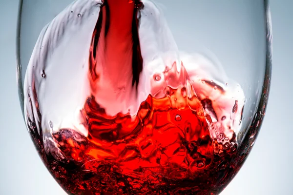 Ροή του κρασιού που ρίχνει σε έναν παφλασμό closeup, κρασί, Ράντισμα, γυαλί, — Φωτογραφία Αρχείου