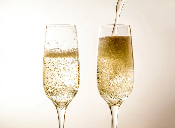 Deux verres de champagne en gros plan, bulles — Photo