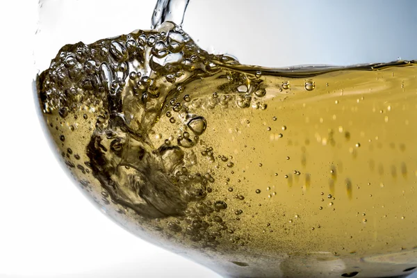 Потік вина вливається в склянку крупним планом, вино, бризки, бризки, бульбашки, гази — стокове фото