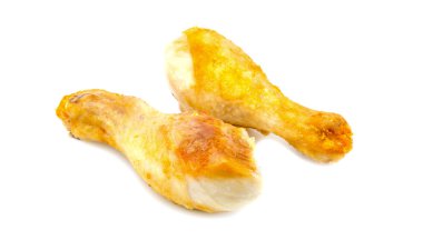 Tavuk bacakları barbekü ızgara yakın çekim beyaz bir arka plan üzerinde izole