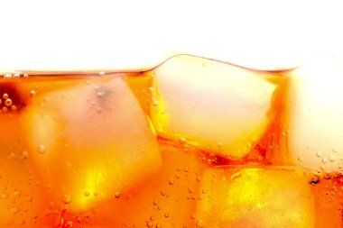 Beyaz izole Cola buz küpleri kabarcıklar makro yakın çekim