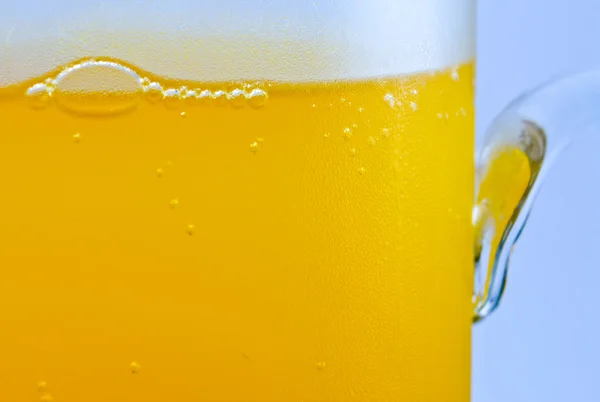 Бульбашки апельсинового напою в склянці крупним планом — стокове фото