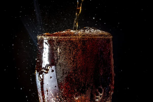Soda großes Glas, überfließendes Glas Soda Nahaufnahme mit Blasen isoliert — Stockfoto