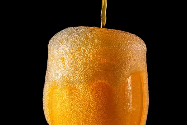Soda naranja vidrio grande, vidrio desbordante de soda naranja primer plano con burbujas aisladas — Foto de Stock