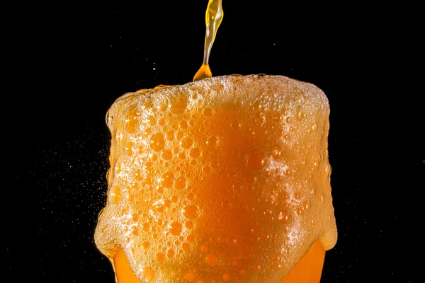 Orange soda stort glas, överfyllda orange soda närbild glas med bubblor isolerade — Stockfoto