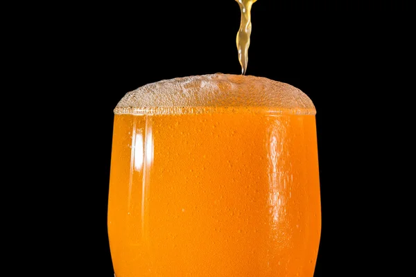 Orange soda stort glas, överfyllda orange soda närbild glas med bubblor isolerade — Stockfoto